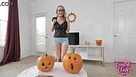 Эй, вырезание тыкв с горячей сводной тетей стало жаркой еблей