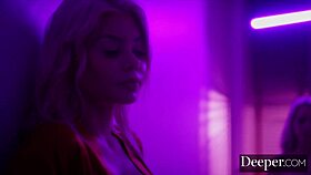 Twinlike blondes Riley and Elsa have intense threesome 😍