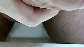 Avada Kedick onaner aggressivt med stor kuk og stønner høyt til cumshot