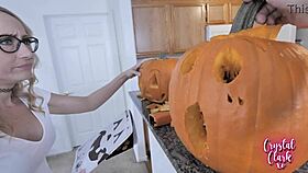 Эй, вырезание тыкв с горячей сводной тетей стало жаркой еблей