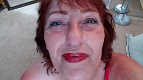 DawnSkye vypadá kurva sexy při kouření cigarety s křivými velkými prsama