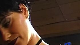 Elodie Chérie Belle Brune Rebelle Baisée Dans La Remise