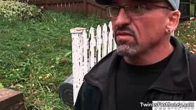 twinks sexy plongent dans une action gay hardcore brut... curieux ?