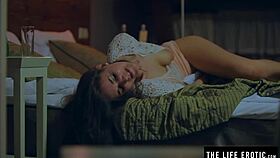 乳头肿胀的熟女疯狂单人玩弄