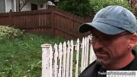 twinks sexy plongent dans une action gay hardcore brut... curieux ?