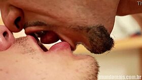 DOIS AMIGOS HETEROS SE ENTREGAM NUMA TRANSA GAY