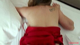 Macocha rezerwuje pokój jednoosobowy w hotelu, kończy zgięta w tabu doggystyle z dużymi cyckami podskakującymi mocno