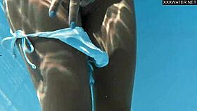 Angelica, najboljša madžarska milf, se sleče gola ob bazenu