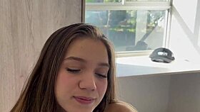 Me follo a mi hermanastra cuando no hay nadie en casa