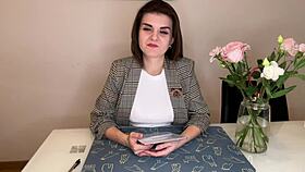 Macocha mocno dochodzi w biurze w spodniach, gdy przyłapie ją pasierb