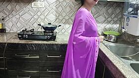 แม่เลี้ยงอินเดียเดซี่เซอร์ไพรส์ลูกชายวีเวคด้วยคำสกปรก