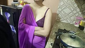 Ινδή Μητριά Ξαφνιάζει τον Βαπούζο Vivek με Βρώμικα Λόγια