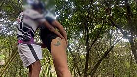 Ich bin total begeistert von wildem bisexuellem Waldsex nach dem Workout
