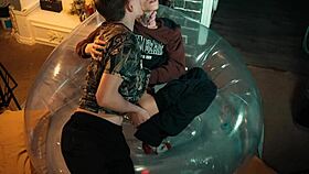 สองหนุ่มหล่อหวานแชร์เก้าอี้เย็ดกันมั้ย?