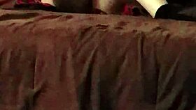 אשתי משחקת עם ויברטור של 10 אינץ' לכיף ביתי לוהט.