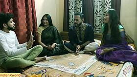 Indická horká bhabhi vyměňuje partnery pro páru rodinný sex s divokou skupinovou akcí. Hindština přidává syrové vzrušení.