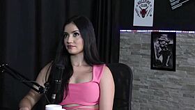 Karen Goncalves doživi intenzivni menage z igralcem v prozornem rdečem spodnjem perilu