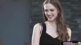 Pacar cantik rayu bos seksi buat oral lesbian panas.