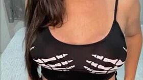 Morena safada gosta de meter a piroca na buceta