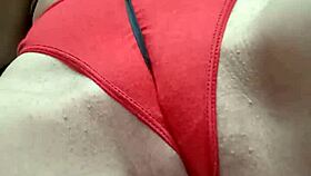 テープで遊んでたら、下から何かエッチなのが滑り出たよ