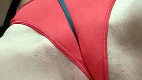 テープで遊んでたら、下から何かエッチなのが滑り出たよ