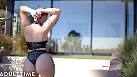 Curvy Babe Siri Dahl Feels Intense Desire For Seth Gamble