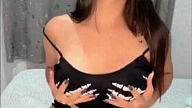 Morena safada gosta de meter a piroca na buceta