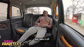 Леди фейкового такси хватает большой итальянский хуй для догги стайл кремпая