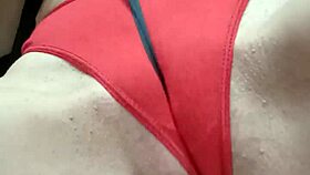 Jeg legede med et bånd og ups, mine trusser gled af til fisse sjov