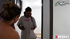 Mi Hermanastra Aprovecha Que Esta Sola En Casa Para Follar Con El Repartidor Y Terminar Con El Coño Lleno De Leche!