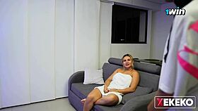 Mi Hermanastra Aprovecha Que Esta Sola En Casa Para Follar Con El Repartidor Y Terminar Con El Coño Lleno De Leche!