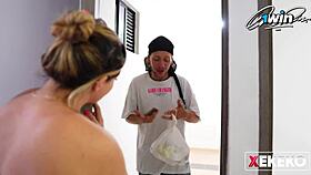 Mi Hermanastra Aprovecha Que Esta Sola En Casa Para Follar Con El Repartidor Y Terminar Con El Coño Lleno De Leche!