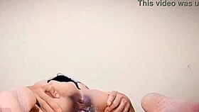 Me meto a la cama de madrastra y me la folle llena de semen.