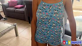 morra sexy de culo grande limpia la casa y le propongo coger follame y no te corras adentro puto 😈