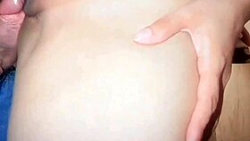 Me meto a la cama de madrastra y me la folle llena de semen.