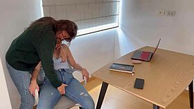 Cumplo Fetiche con Sexo Lésbico en Jeans Ajustados