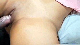 Me meto a la cama de madrastra y me la folle llena de semen.