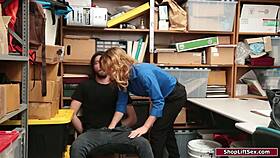 Göğüslü MILF memur işte hırsızı halleder