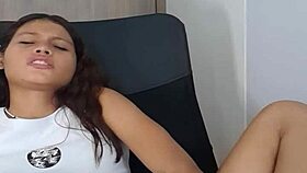 I see woman 18 using dildo on pussy