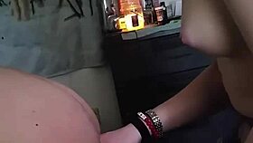 若い18+アマガールが男を激しくファック