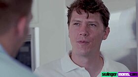 Я не могу устоять перед горячей мачехой Ди Уильямс, трахающей пасынка-охранника.