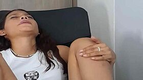 I see woman 18 using dildo on pussy