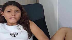 I see woman 18 using dildo on pussy