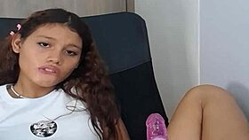 I see woman 18 using dildo on pussy