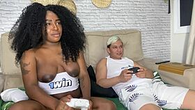 Minha Vizinha Safada Perdeu No Fut E Teve Que Pagar Aposta E Ainda Tirou A Camisinha E Sentou No Pelo A Safada