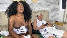 Minha Vizinha Safada Perdeu No Fut E Teve Que Pagar Aposta E Ainda Tirou A Camisinha E Sentou No Pelo A Safada