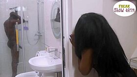 Oga je zaneprázdněný, nadržená madam nechala vrátného s velkým čurákem ji ošukat a stříkat