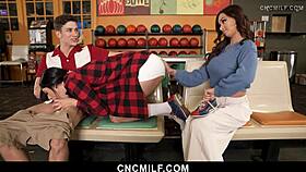 priateľ freeuseuje priateľku a nevlastnú mamu počas intenzívneho bowlingového zápasu