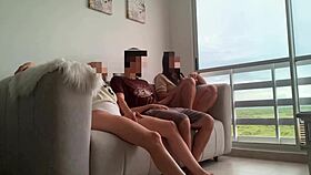 Estamos Aburridos Viendo TV, So My Two Stepsisters Jerk Me Off and We Bang!