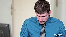 Krásky, pokušitelka Temp Kiara Lord při flaškování pod dohledem